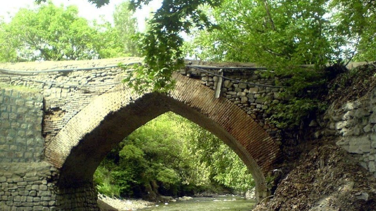 تردد خودروها به پل تاریخی برغان آسیب می‌زند