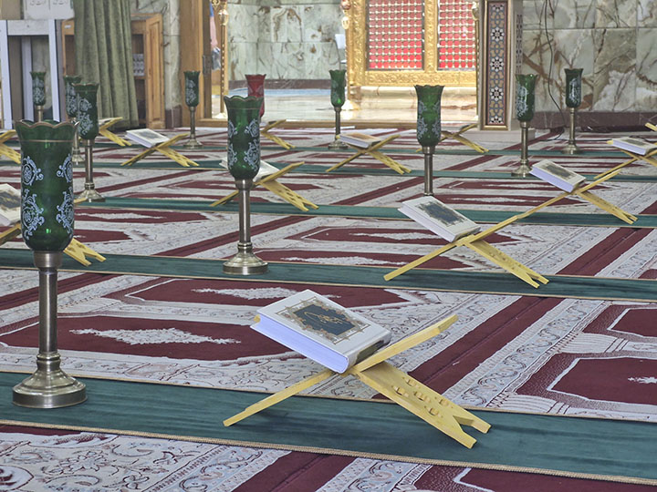 غبارروبی امامزاده طاهر (ع) کرج همزمان با روز خبرنگار+ عکس
