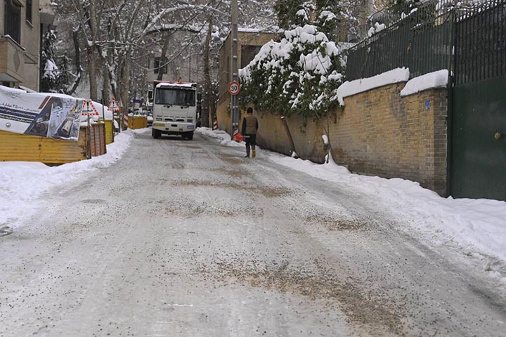 آمادگی شهرداری کرج برای برف؛ استقرار مخازن ماسه و نمک در معابر پرتردد